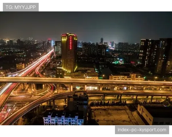 球场夜间环境噪声监控与居民沟通机制，球场夜景图
